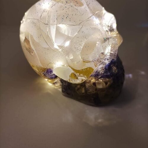 Lampe Crâne Unique en Résine & Fleurs Séchées