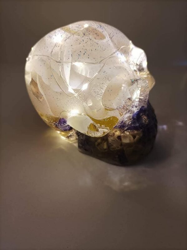 Lampe Crâne Unique en Résine & Fleurs Séchées